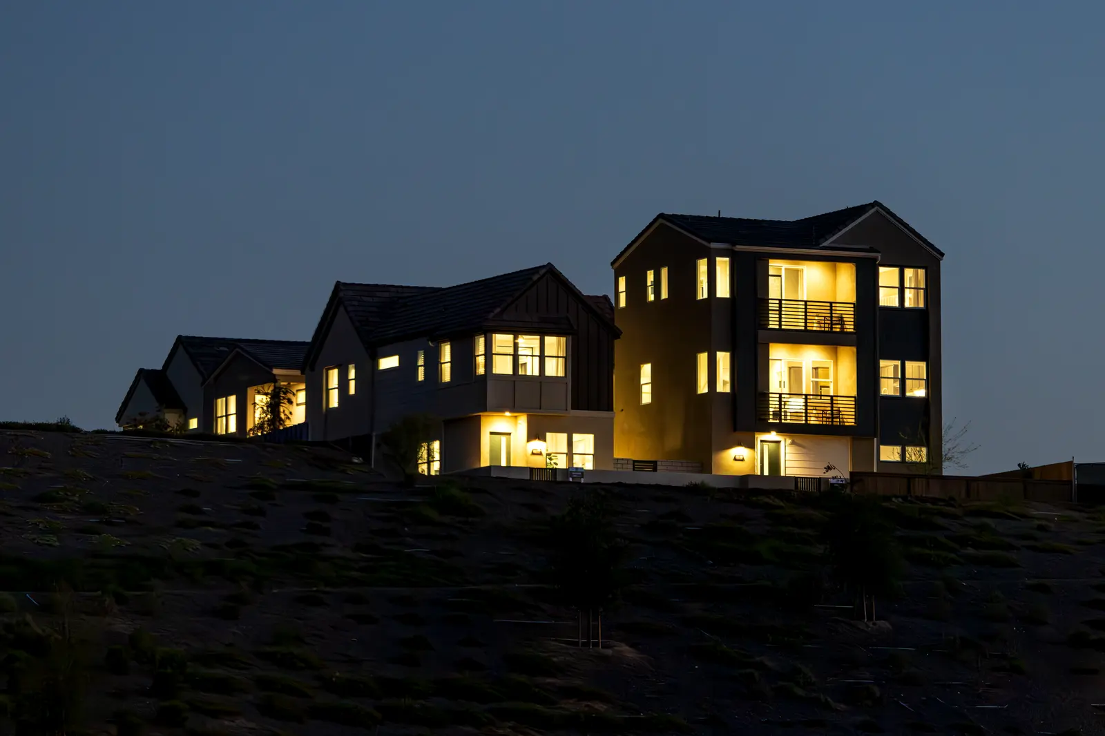 Vivienda unifamiliar iluminada al atardecer
