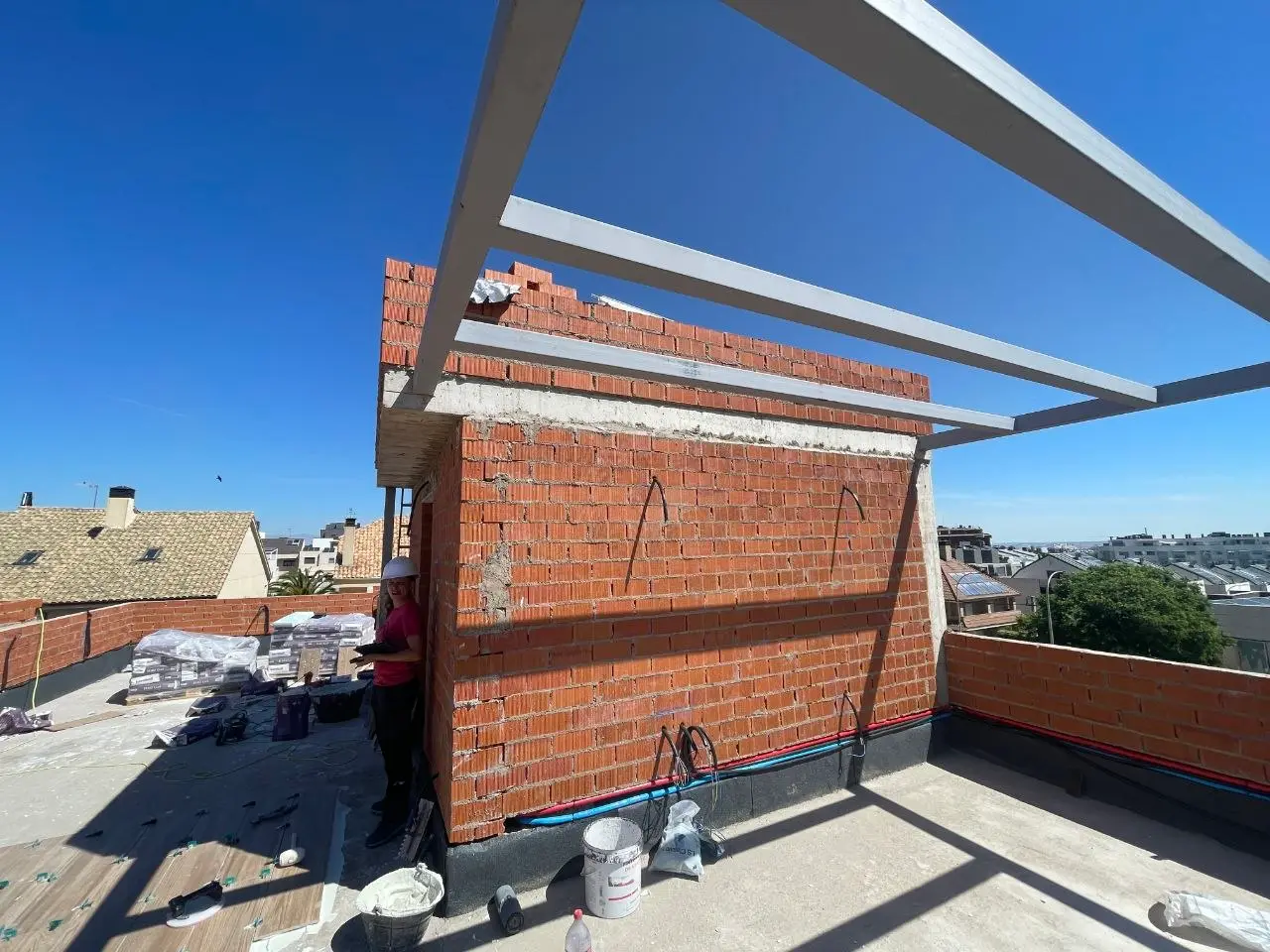 Cubierta transitable en obra, con el casetón de ladrillo y la pérgola