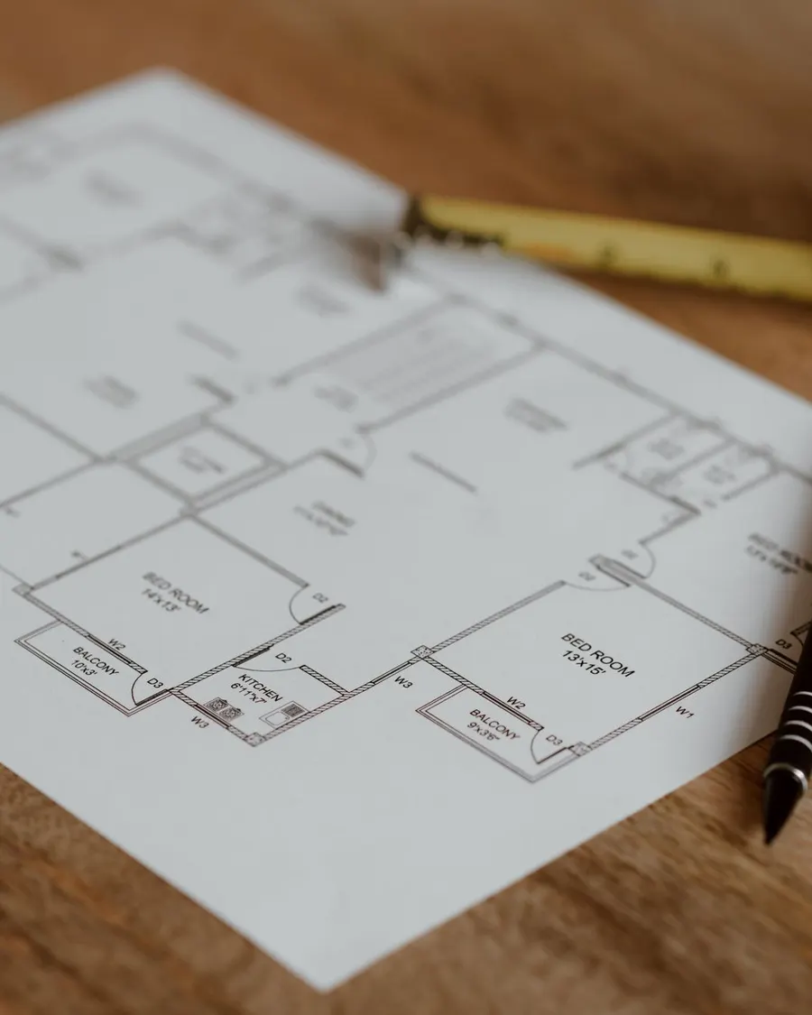 Plano de planta sobre la mesa de trabajo