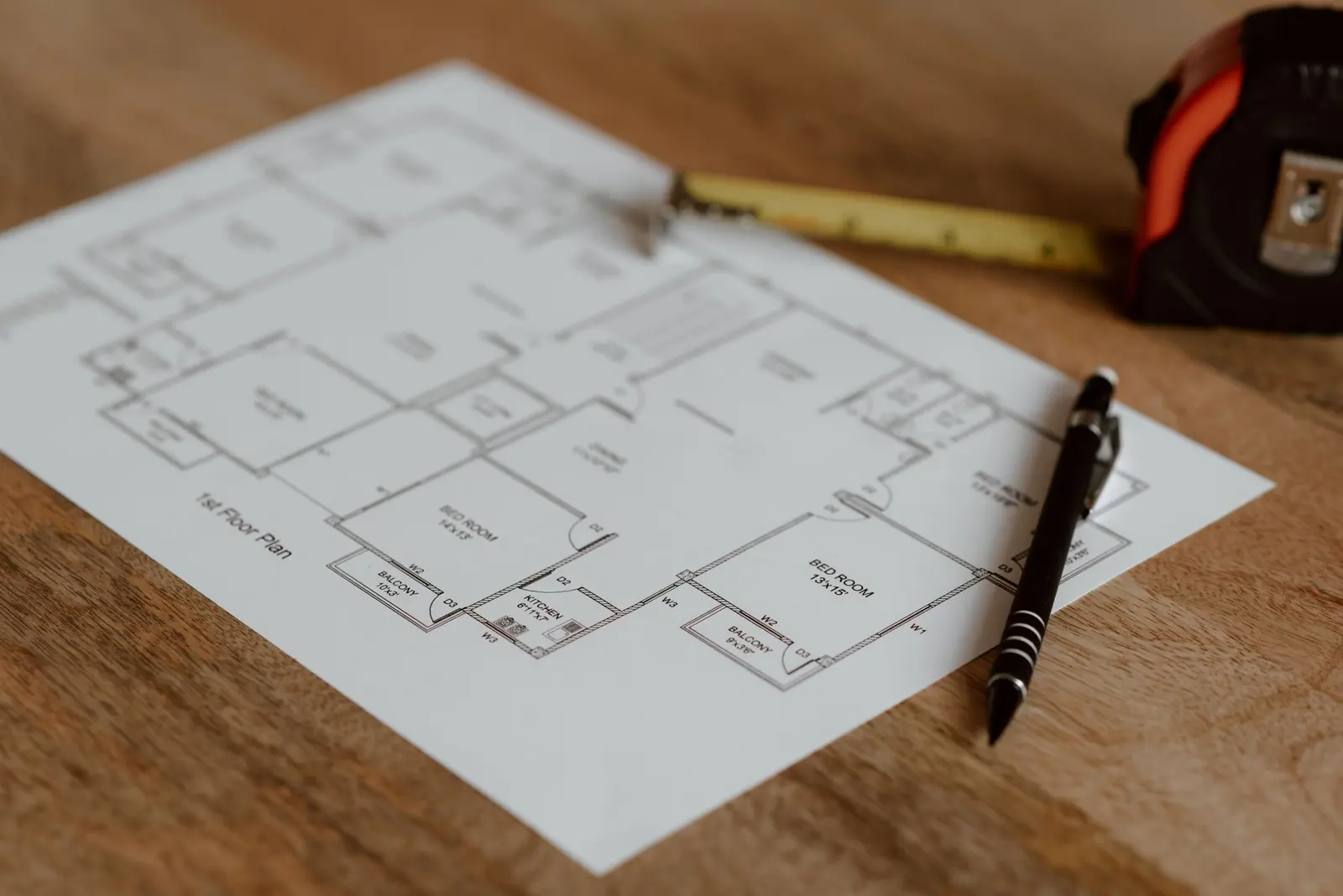 Plano de planta sobre la mesa de trabajo