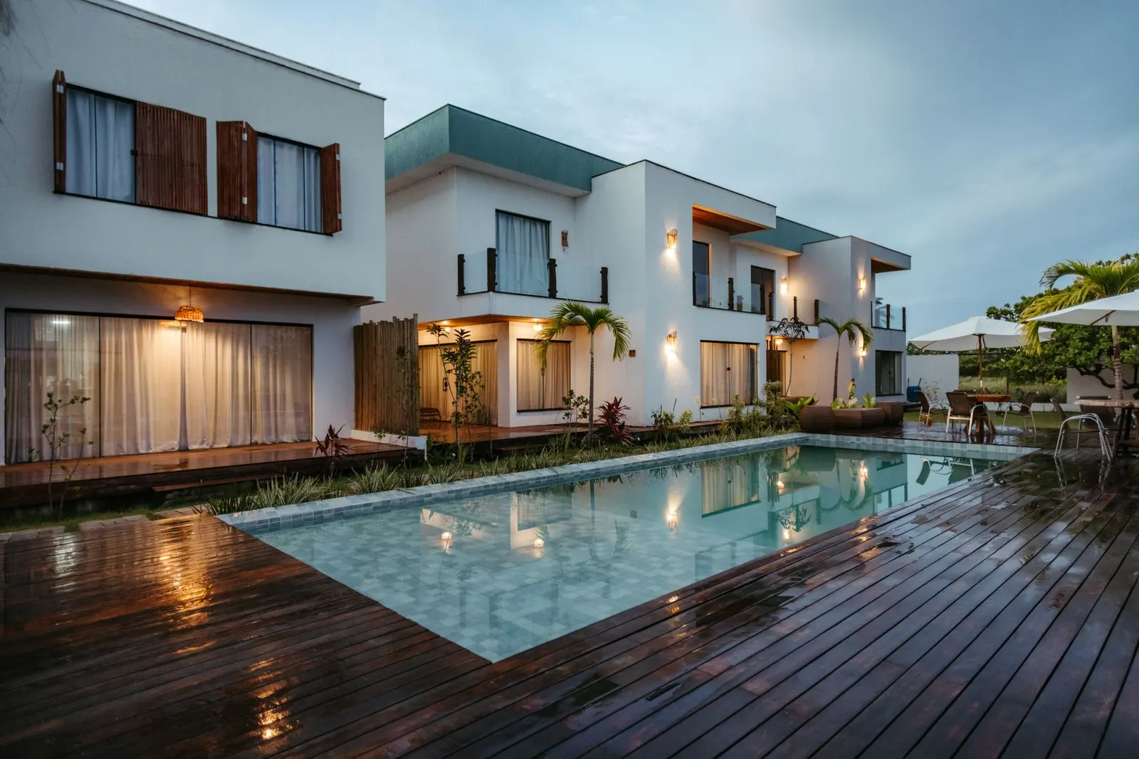Vivienda unifamiliar con piscina al atardecer