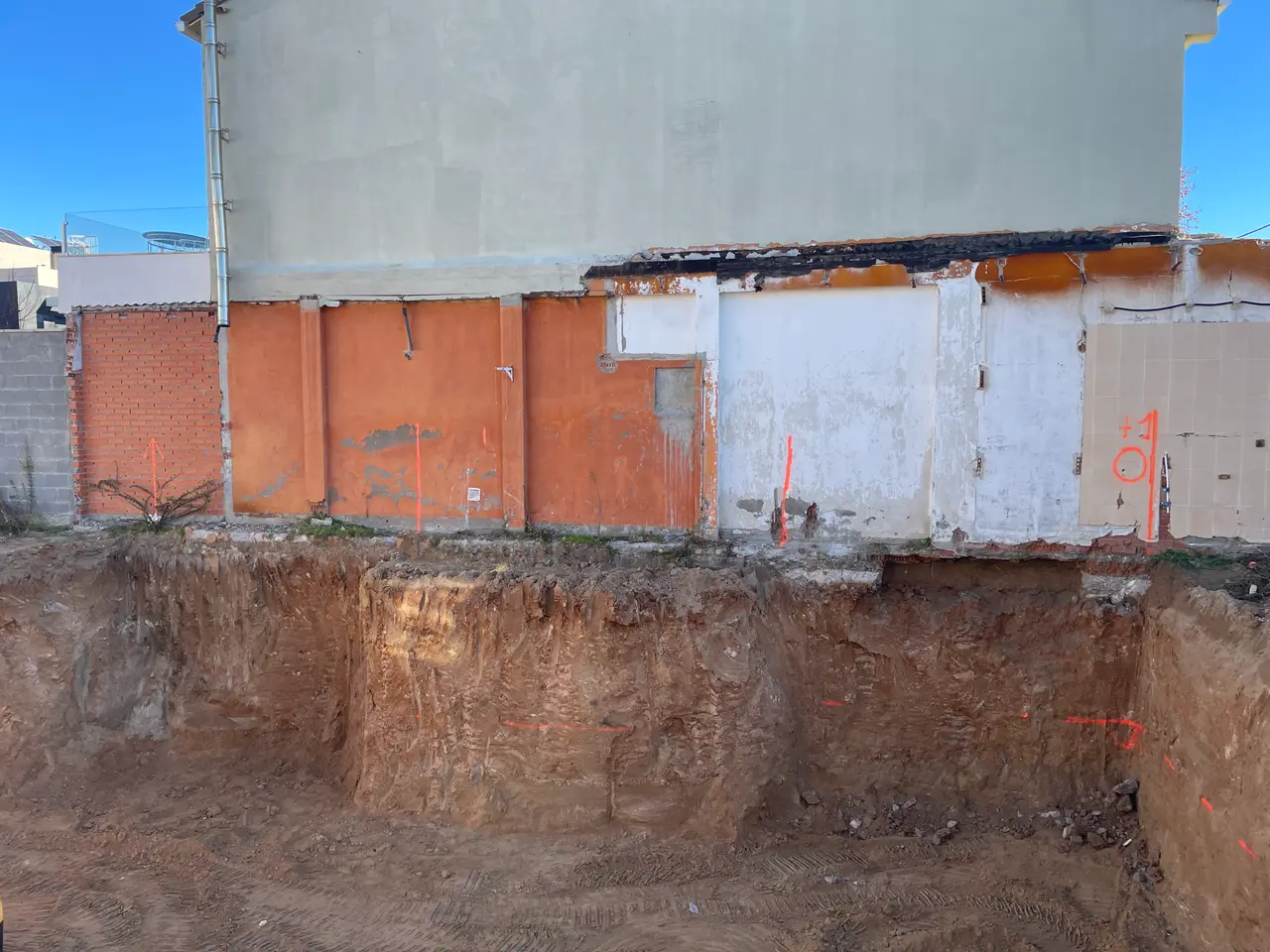 Vivienda unifamiliar con sótano: vaciado junto a las medianeras
