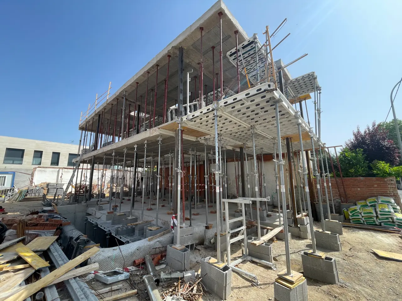 Estructura de hormigón con los forjados apuntalados