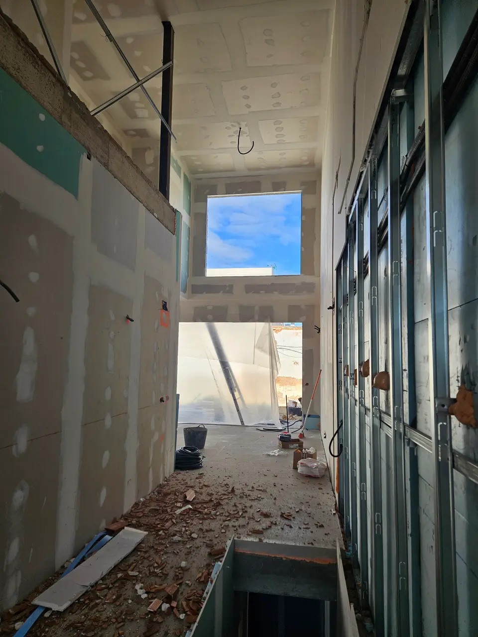 Interior de la vivienda con la tabiquería y las instalaciones en curso