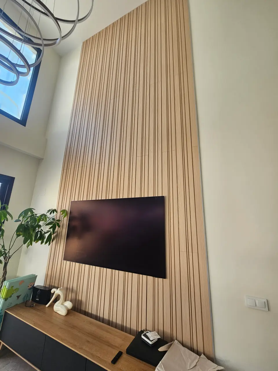 Salón terminado con panelado de lamas de madera
