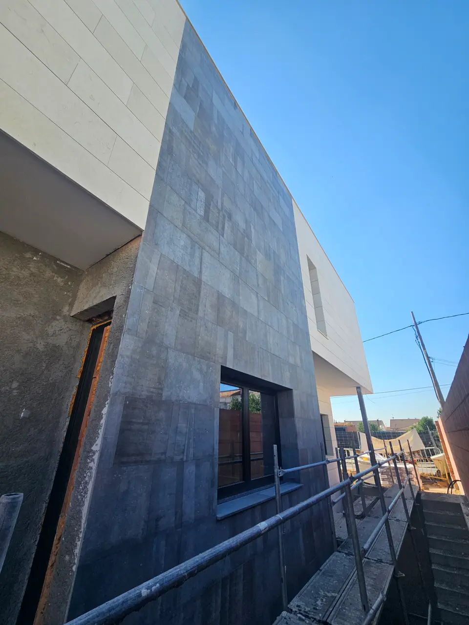 Vivienda unifamiliar con sótano: fachada lateral